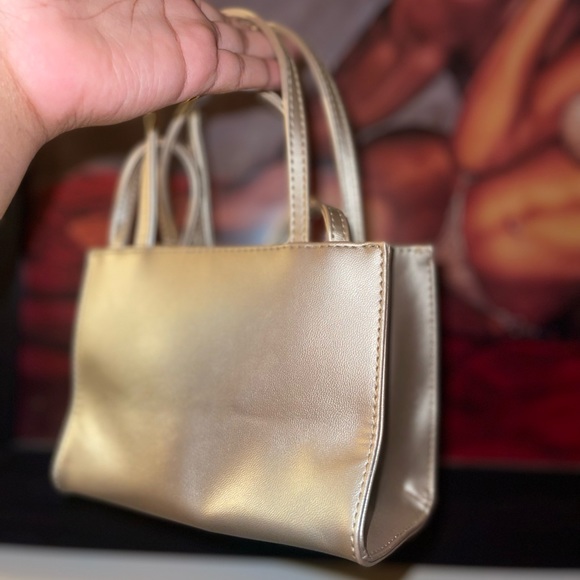Gold shopping bag. - Picture 2 of 2